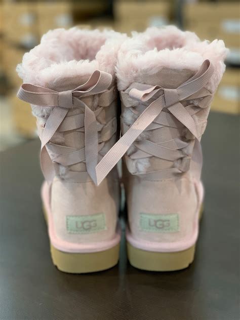 ugg store great lakes crossing